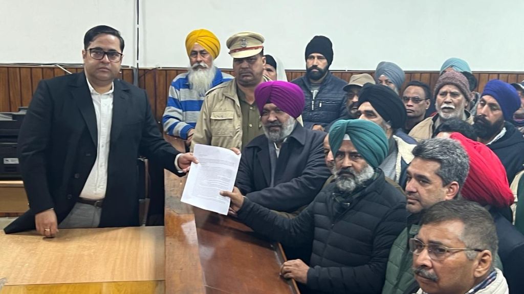 अवैध माइनिंग को बंद करवाने के लिए विधायक परगट सिंह ने डीसी को दिया मांग पत्र, 