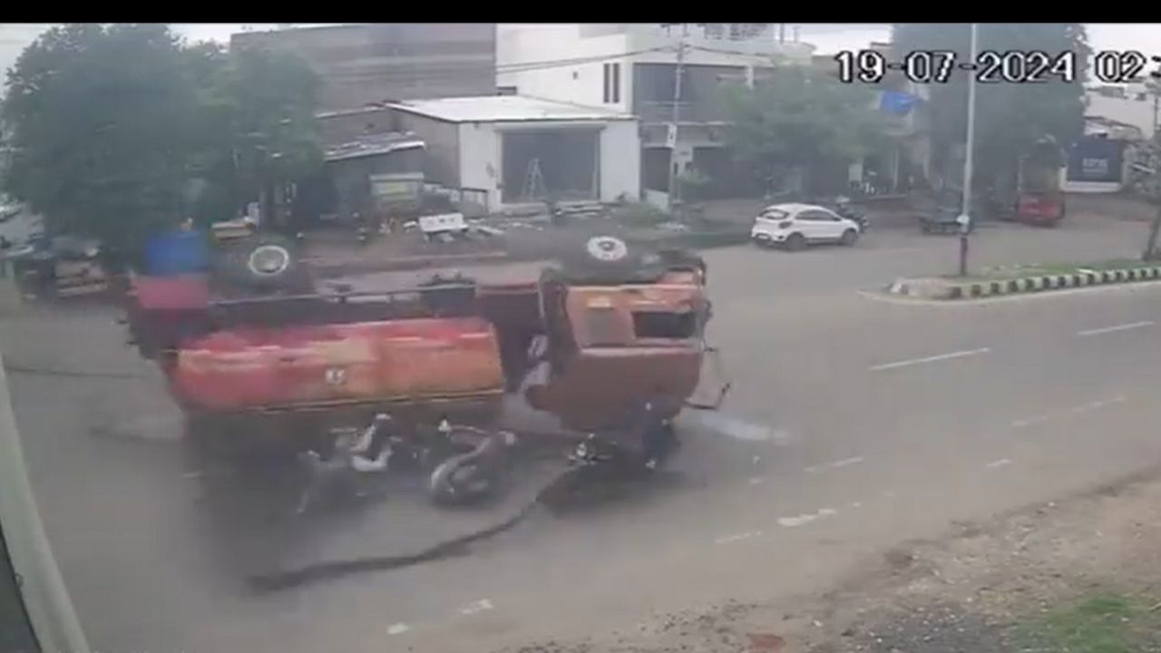 गुजरात में लड़की को बचाने के चक्कर में पलटी फायर ब्रिगेड