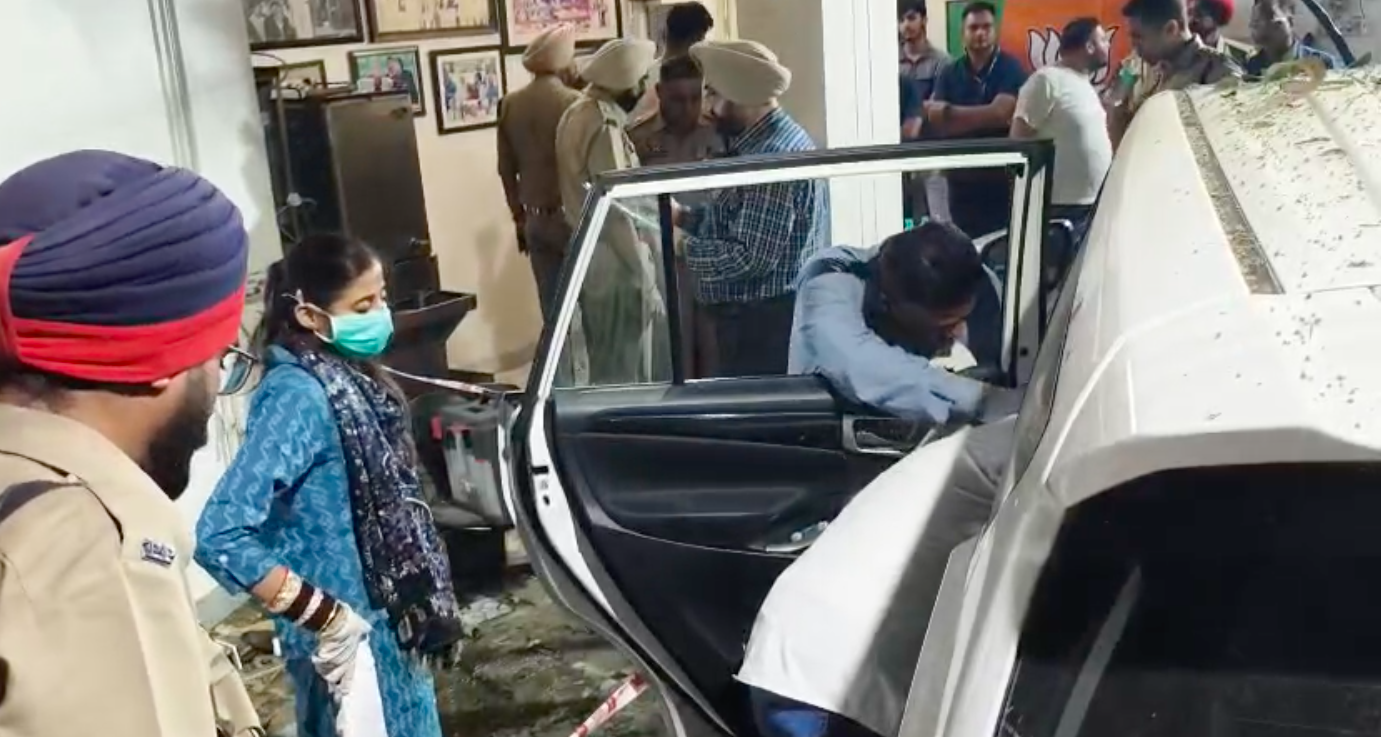 बीजेपी लीडर मनोरजंन कालिया के घर आतंकी हमला,