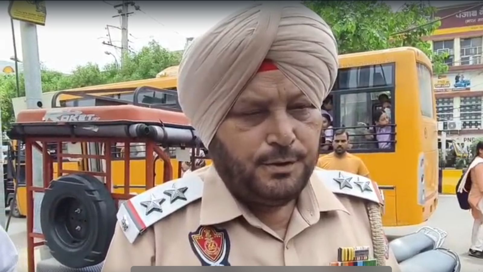 जालंधर में पुलिस ने स्कूल बस का काटा चालान, 