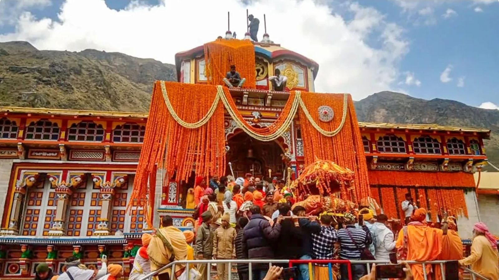 वैदिक मंत्रोच्चार के साथ 179 दिन बाद खुले बद्रीनाथ धाम के कपाट,  