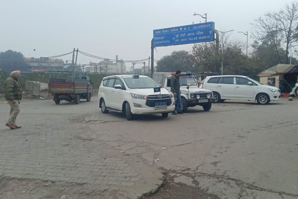 Jalandhar News काजी मंडी में पहुंचे पुलिस कमिश्नर और डिप्टी कमिश्नर, 
