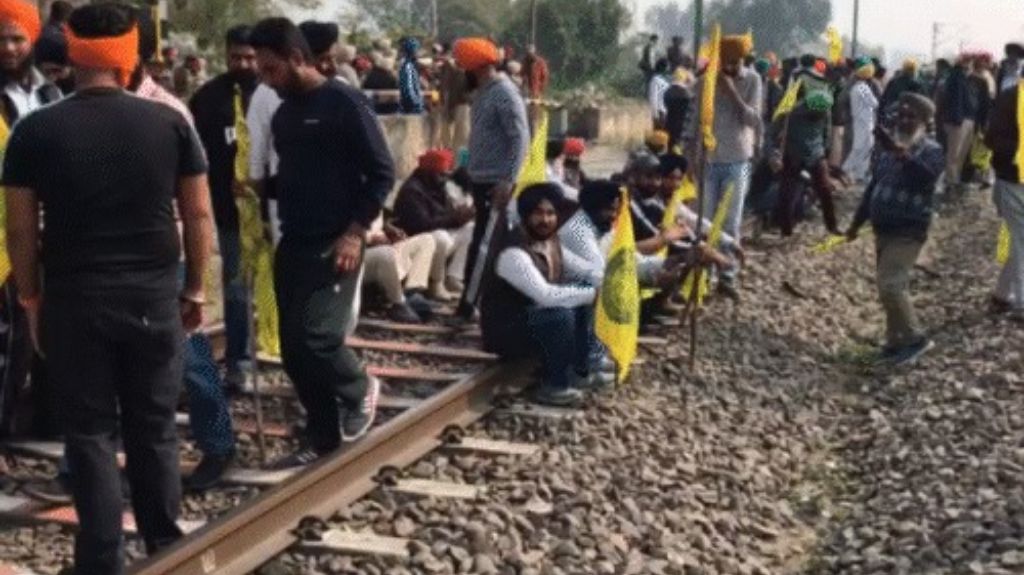 जालंधर में ट्रेन रोकने वाले किसानों पर FIR, 