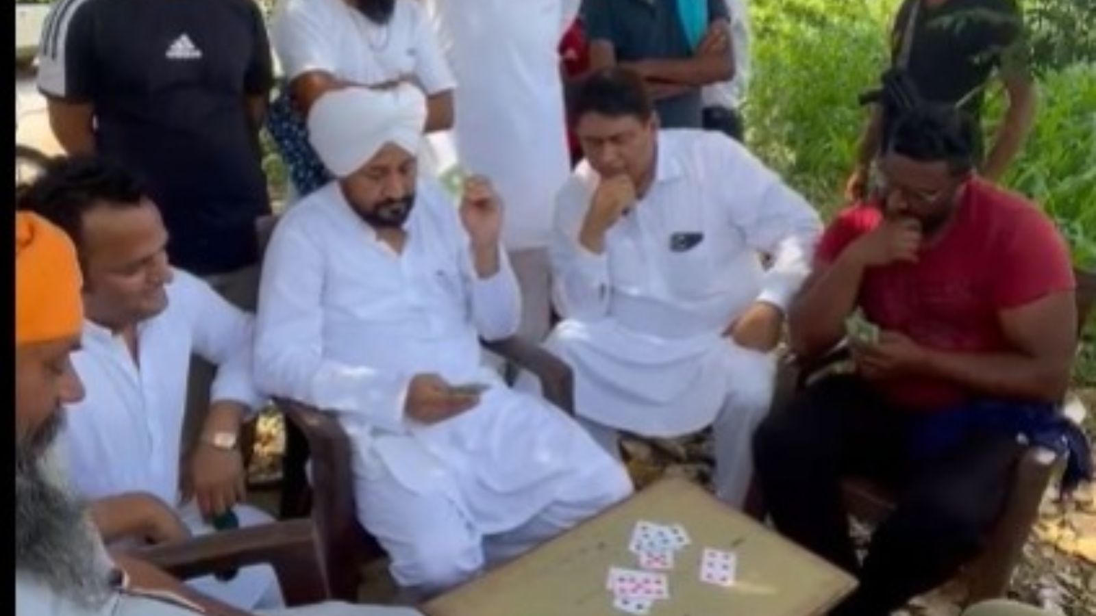 चुनाव प्रचार के दौरान ताश खेलते दिखते चन्नी, 