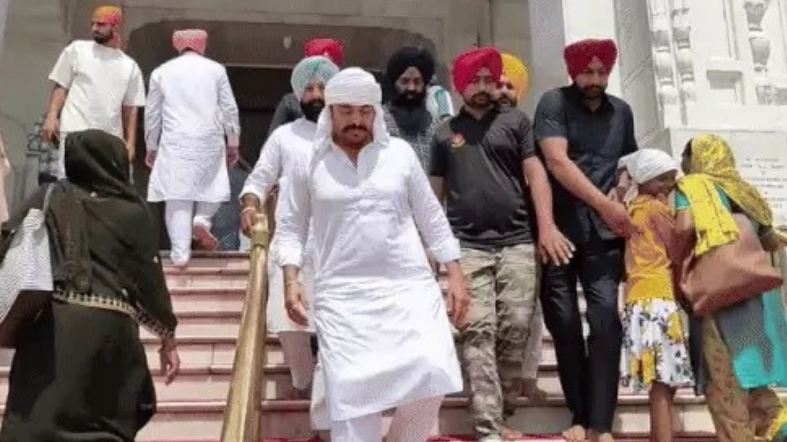 गोल्डन टेंपल में नतमस्तक हुए गुग्गू गिल, 