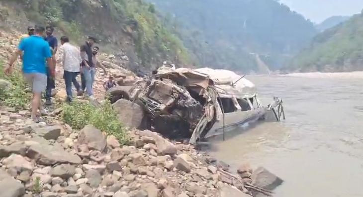 उत्तराखंड में बद्रीनाथ हाईवे पर टेंपो ट्रेवलर अलकनंदा नदी में गिरा