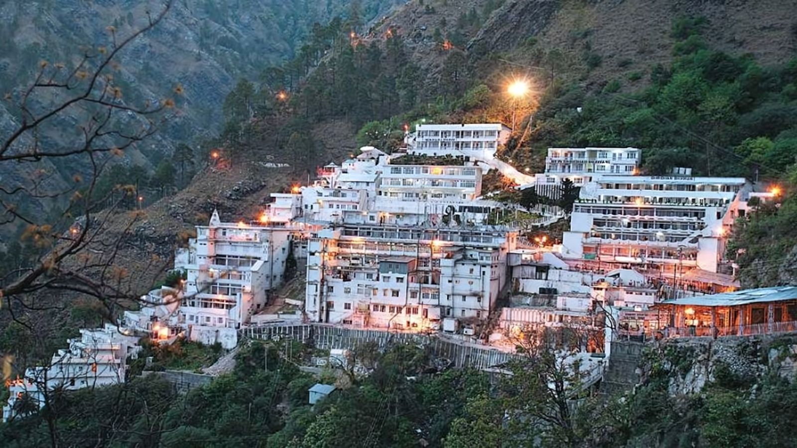 नवरात्रों से पहले वैष्णो देवी यात्रा में उमड़ी श्रद्धालुओं की भीड़,