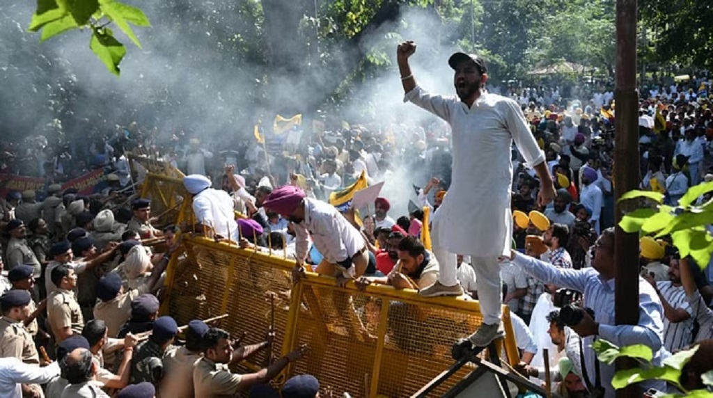 चंडीगढ़ में AAP का प्रदर्शन, BJP दफ्तर का किया घेराव
