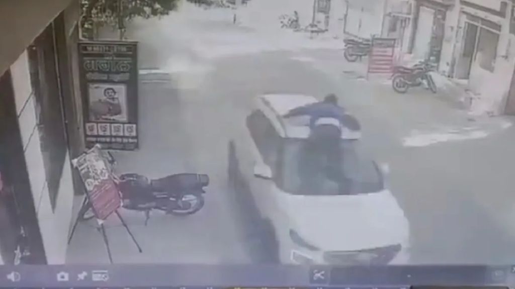 टीचर ने युवक को कार से मारी टक्कर, बोनट पर लटका 1 घंटे तक घुमाया, 