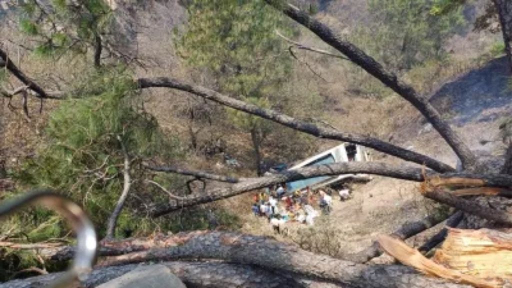 जम्मू-कश्मीर में 60 से ज्यादा यात्रियों से भरी बस गिरी खाई में