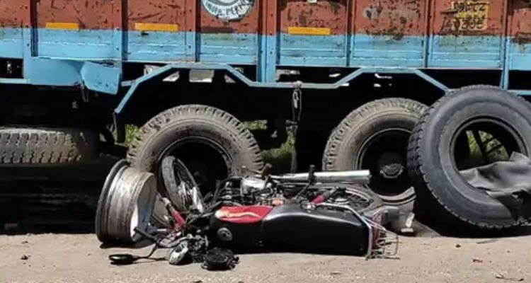   पंजाब में चलते ट्रक का टायर फटा, 