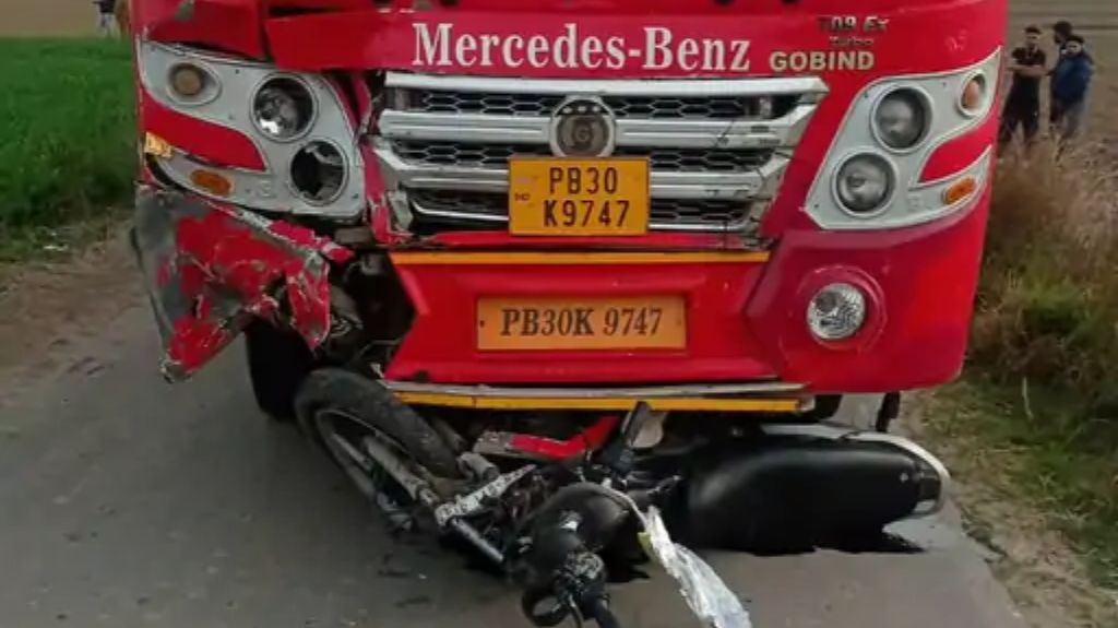होशियारपुर में बस ने बाइक सवार 2 नौजवानों को कुचला, 