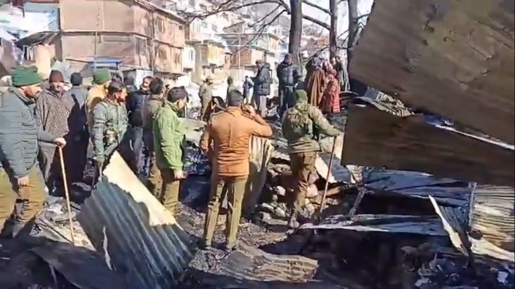 जम्मू कश्मीर में आग लगने से सब्जी मंडी जलकर खाक