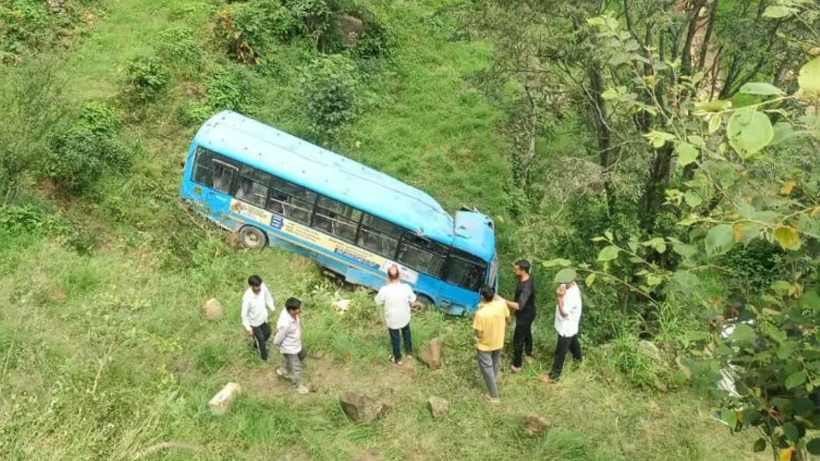 हिमाचल में 150 फीट गहरी खाई में गिरी बस,