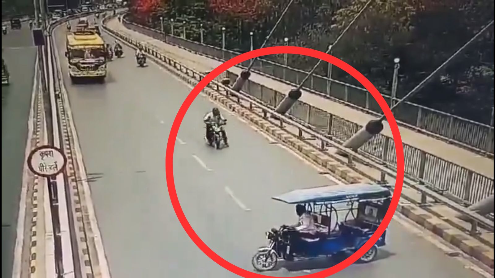 ई-रिक्शा की लापरवाही बाइक सवार को पड़ी भारी, 