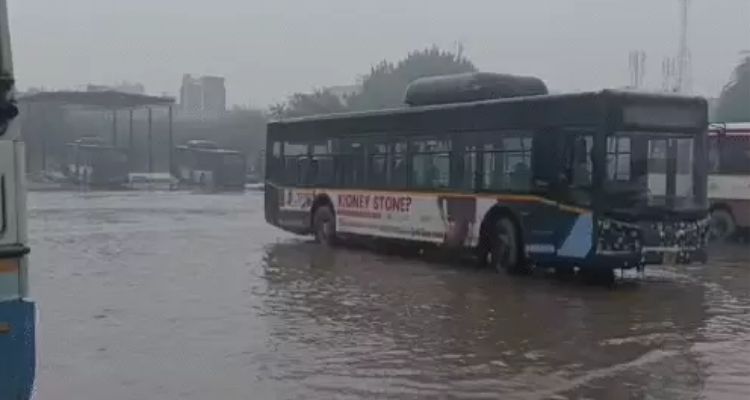 भारी बारिश के बीच करंट लगने से 2 लोगों की मौ'त, 