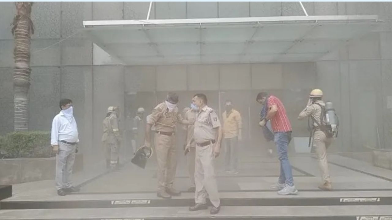 नोएडा के Logix Mall में लगी भीषण आग, 
