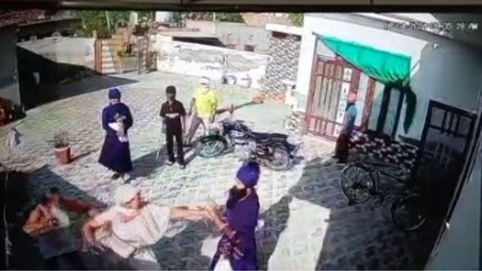 फिरोजपुर में निहंग सिंह ने संपत्ति के मामले में अपने बुजुर्ग माता-पिता को पीटा