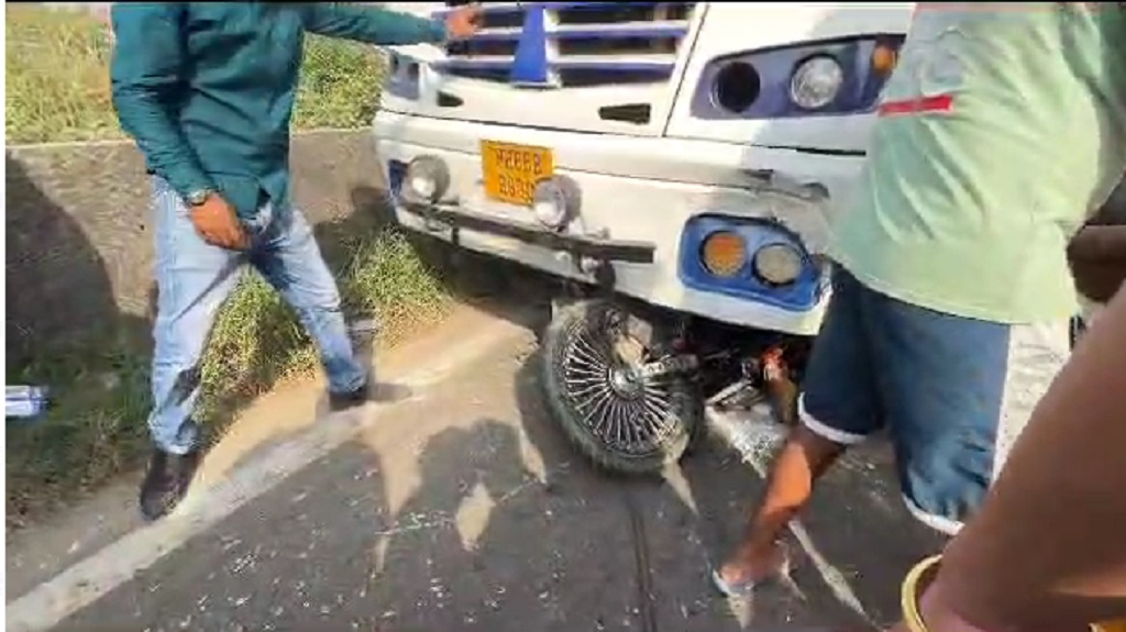 2 बाइक सवार युवकों पर चड़ी Mini Bus,