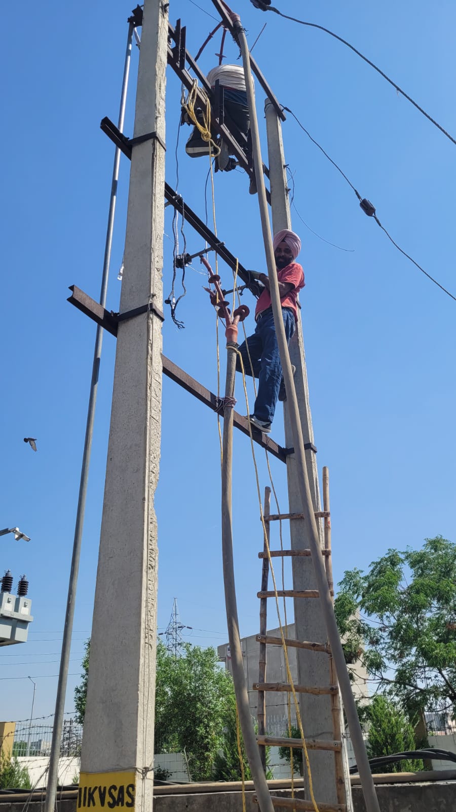 रात के समय आया फाल्ट सुबह ठीक कर रहे पावरकॉम कर्मचारी, 