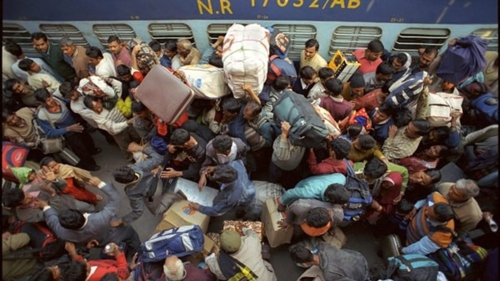 बांद्रा रेलवे स्टेशन पर ट्रेन में चढ़ने दौरान मची भगदड़,