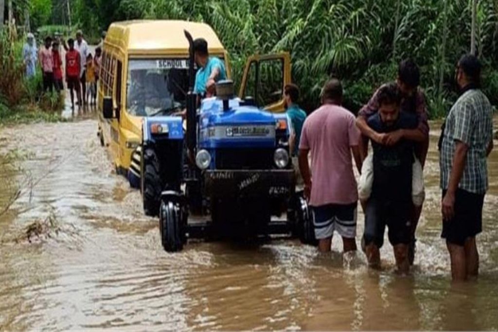 होशियारपुर में बारिश के पानी में फंसी बच्चों से भरी स्कूल बस