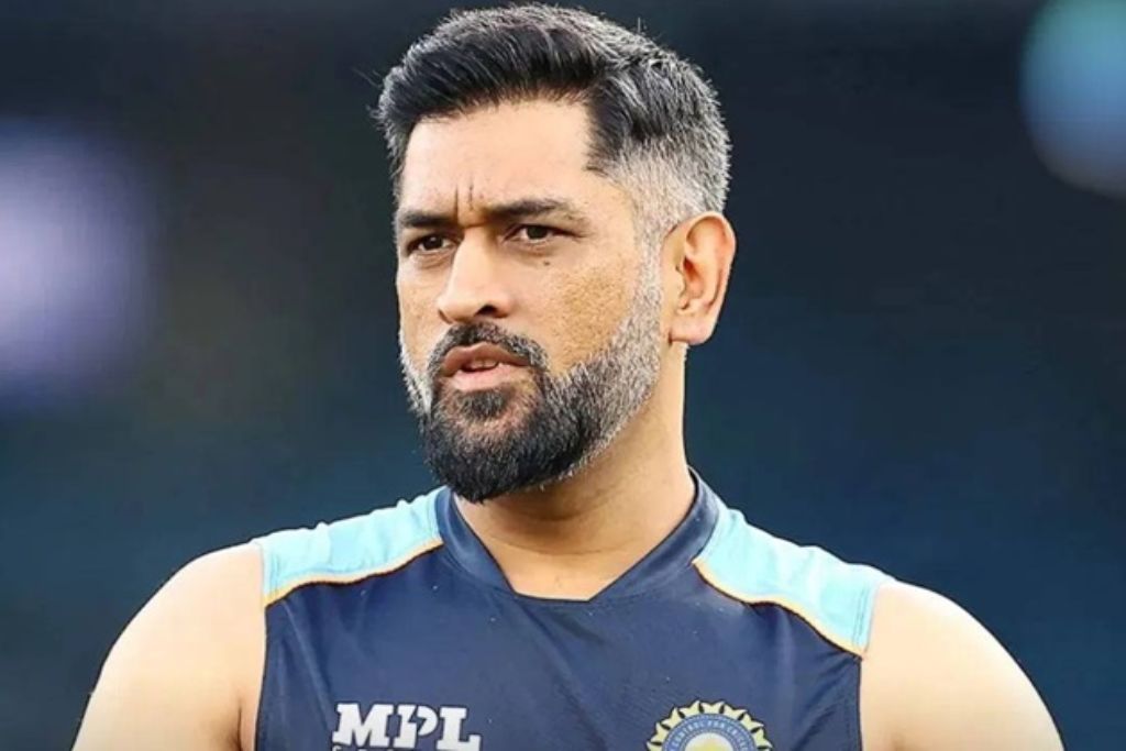 धोनी को दोस्तों ने ही लगाया 15 करोड़ का चूना, 