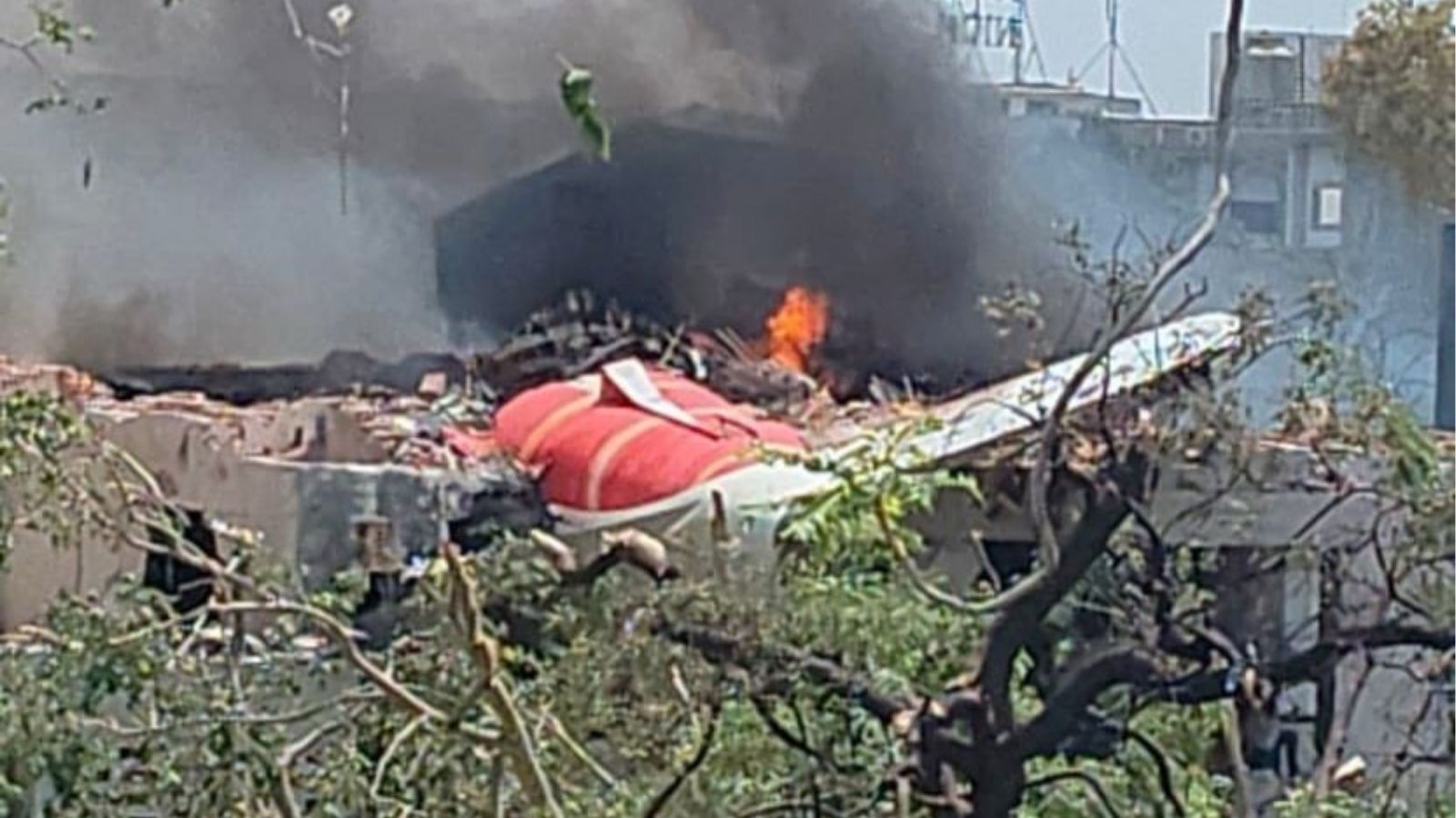 Plane Crash : सिविल अस्पताल के डॉक्टरों की बिल्डिंग पर गिरा प्लेन,