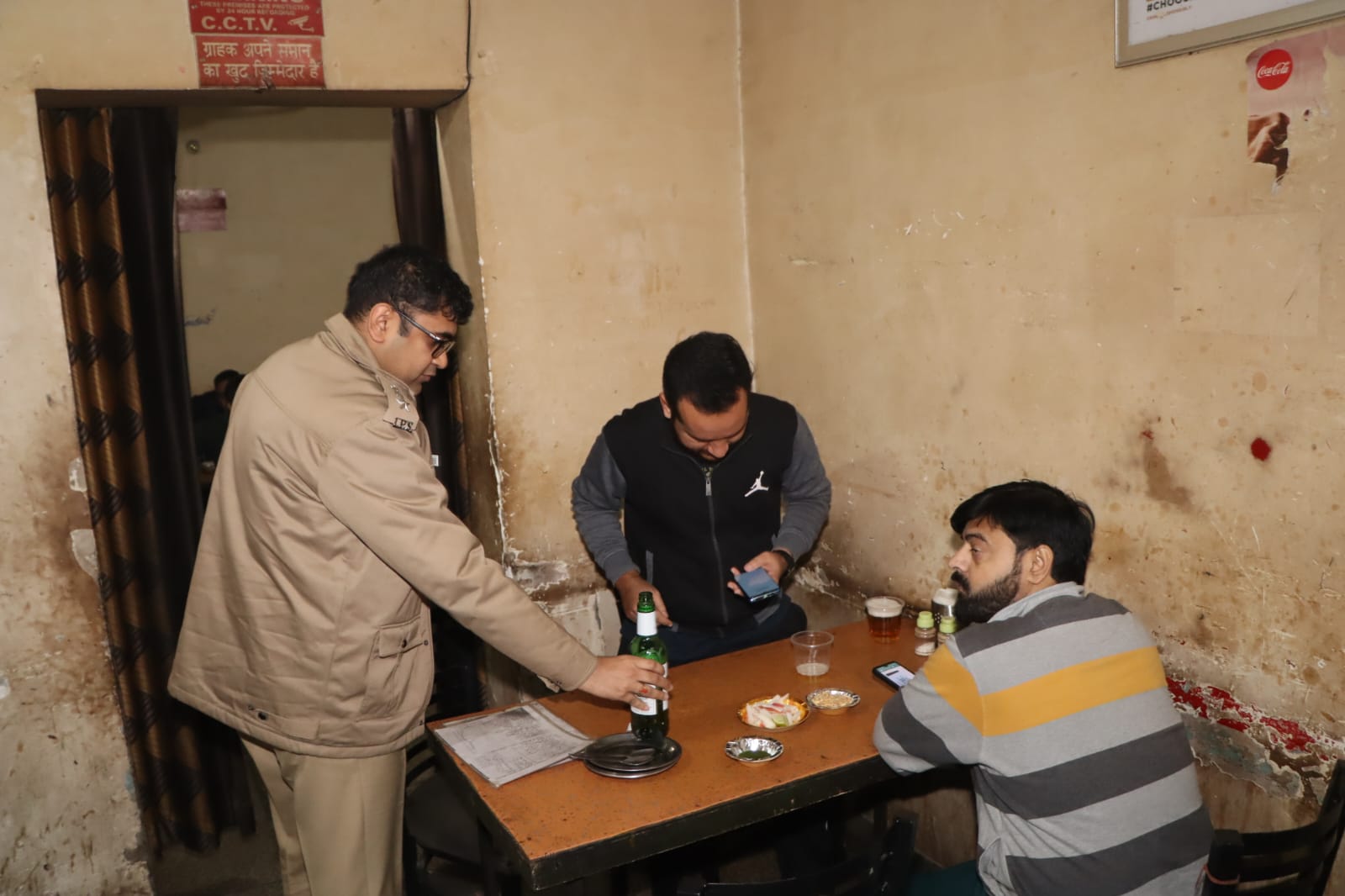 ड़ीसीपी इन एक्शन-अवैध रुप से शराब पिलाने वाले ढाबों पर खुद कर रहे चैकिंग, 