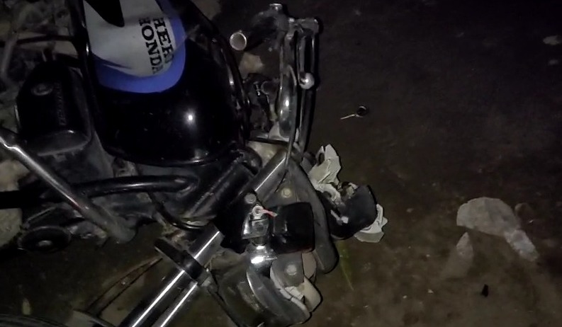 तेज रफ्तार कार ने बाइक को 100 मीटर तक घसीटा