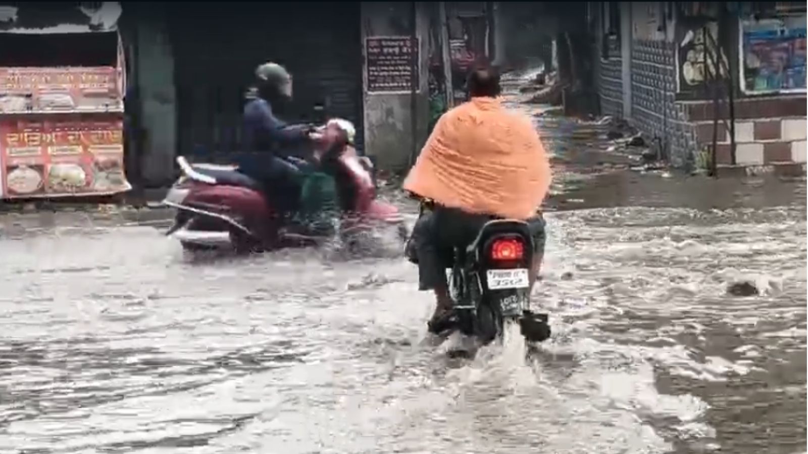 खस्ता हाल सड़कें, पानी भरा रास्ता, गिर रहे लोग, 