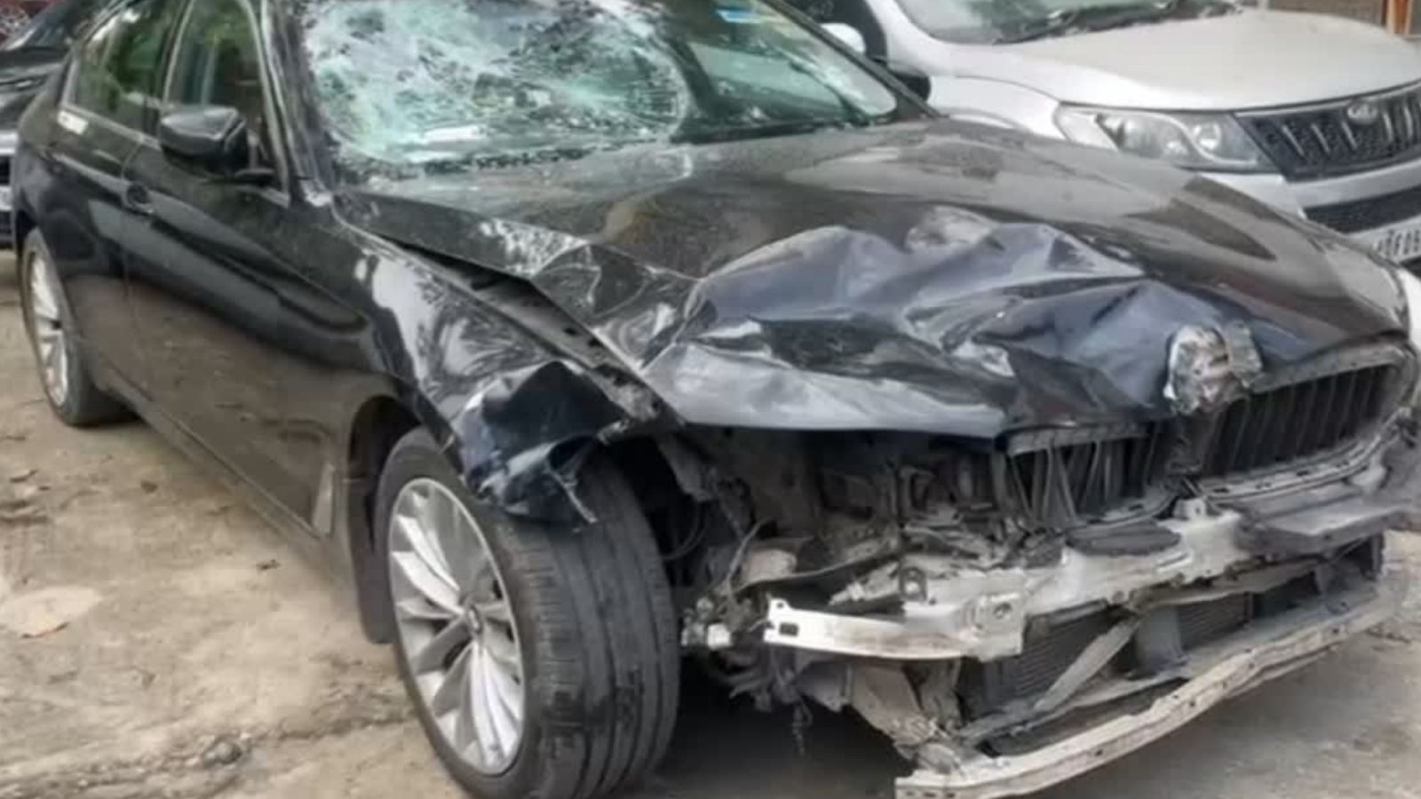 नोएडा में BMW कार का कहर, 