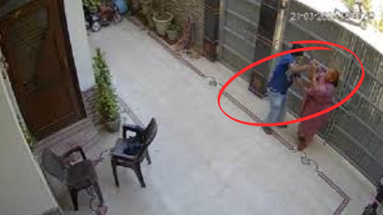  जालंधर में दिनदहाड़े घर में घुसा लुटेरा, 