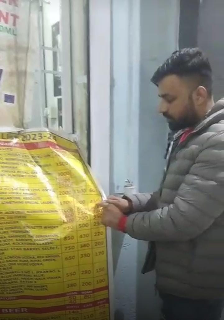 देर रात को शराब ठेके के बाहर हंगामा, 