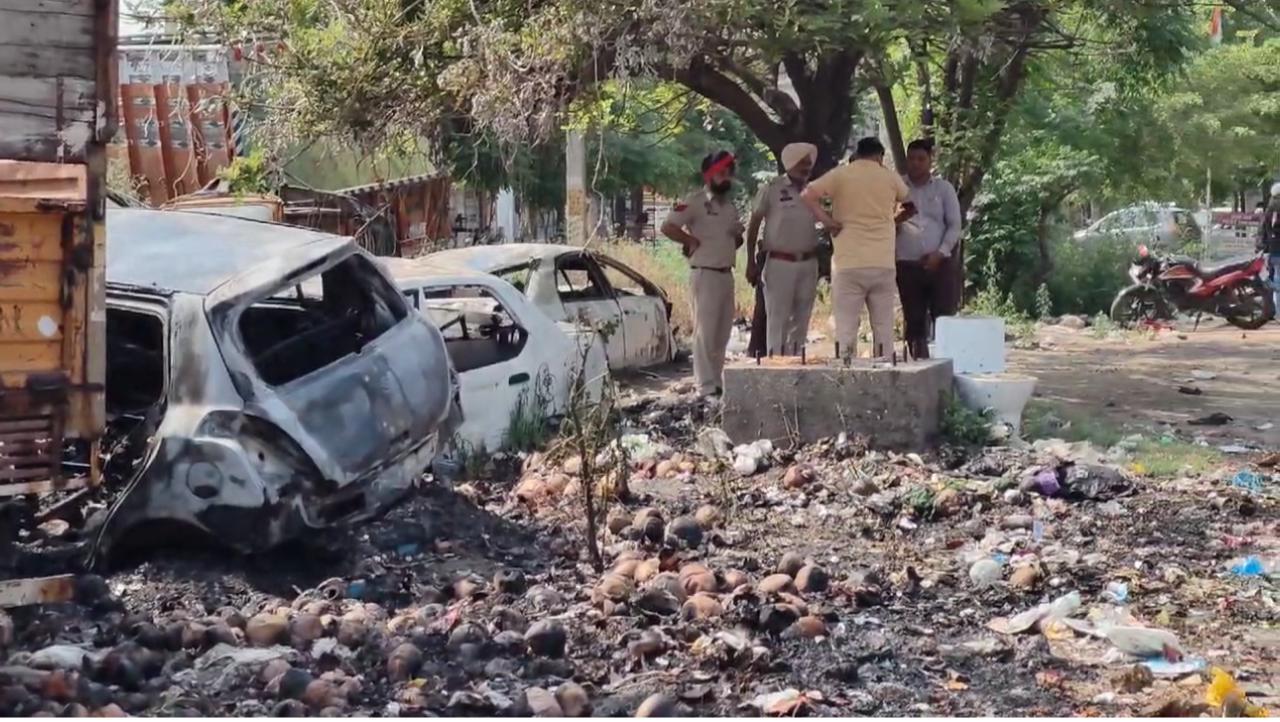  जालंधर थाने में बाहर खड़ी गाड़ियों को लगी आग, 