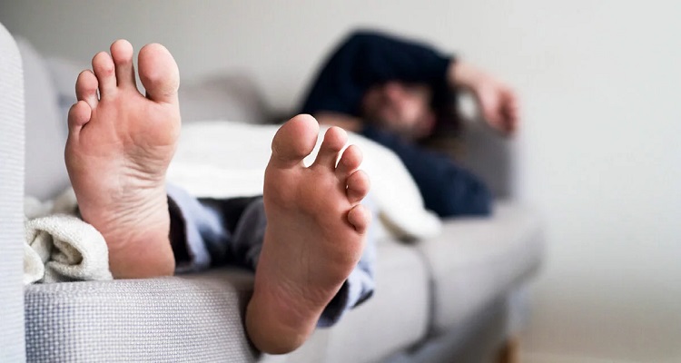 क्या लगातार बैठने या खड़े रहने से आपके पैरों में भी होता है दर्द ?