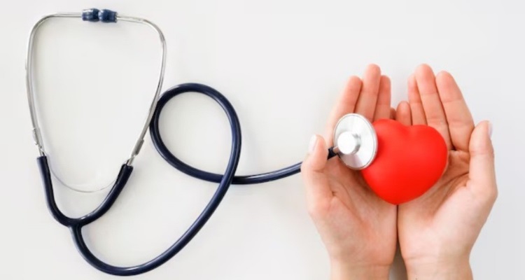 Best Fruits For Heart Health : इन 5 लाल रंग के फलों को 