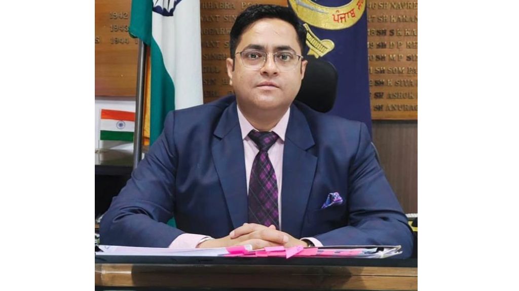 DC विशेष सारंगल ने अवैध ट्रैवल एजेंटों के खिलाफ लिया एक्शन, 