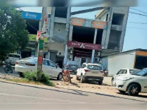 एक्सिस बैंक में कर्मी ने किया करोड़ों का घपला, इंटरनल बैंक विजिलेंस ने दी दबिश