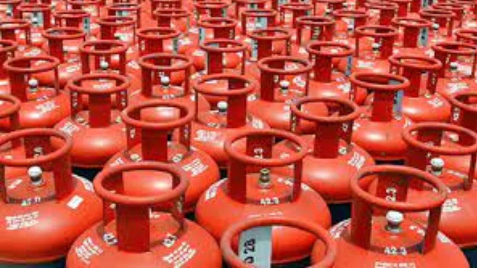 LPG सिलेंडर सौ रुपए सस्ता, 