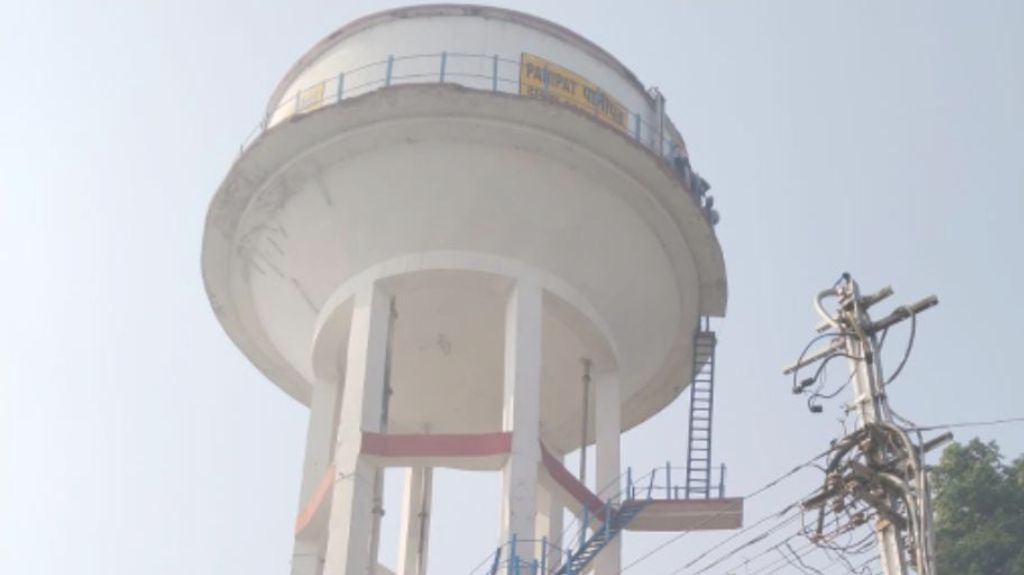 पानीपत रेलवे स्टेशन की पानी टंकी पर चढ़ी महिला,