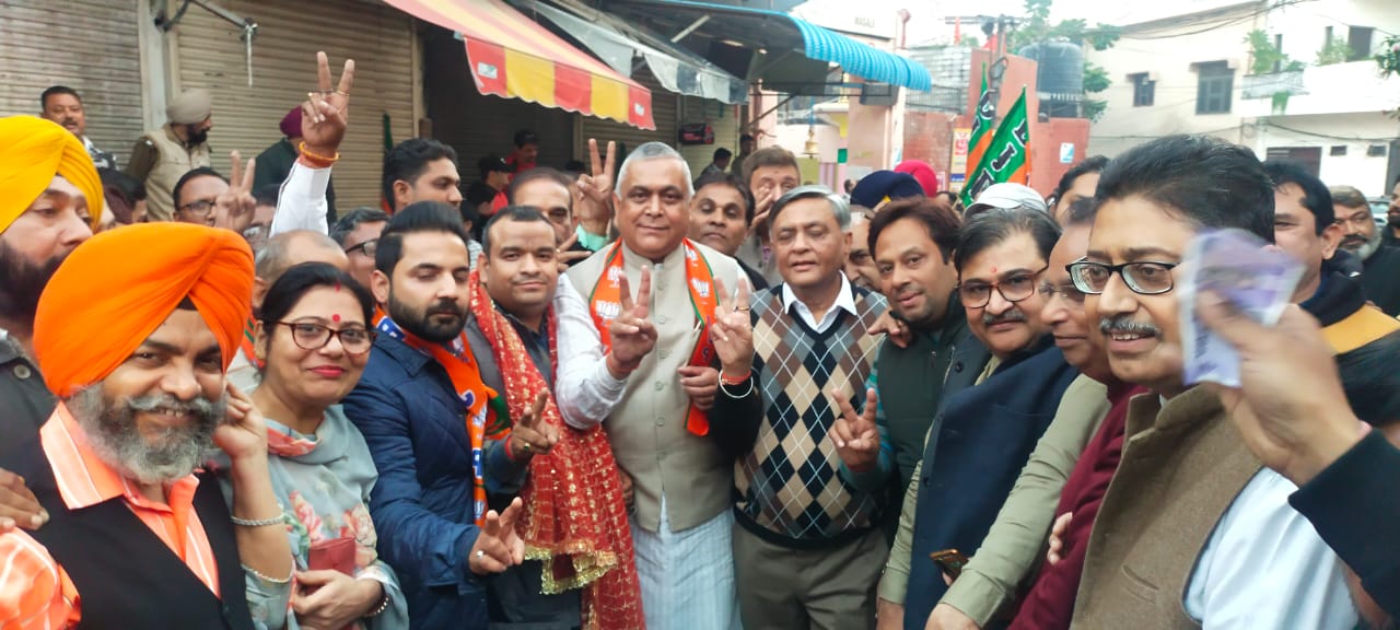 तीन राज्यों में बीजेपी की प्रचंड जीत पर नाचे भाजपा कार्यकर्ता, 