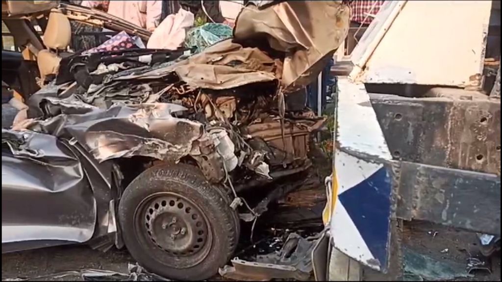 जालंधर में तेज रफ्तार कार की टैंकर से टक्कर, 