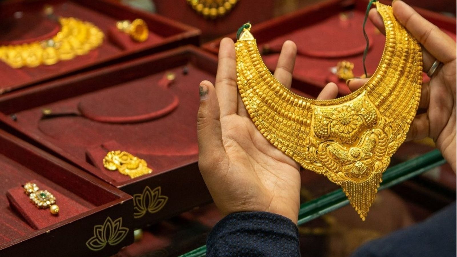 शेयर मार्केट में गिरावट के साथ गिरे सोने के दाम, 
