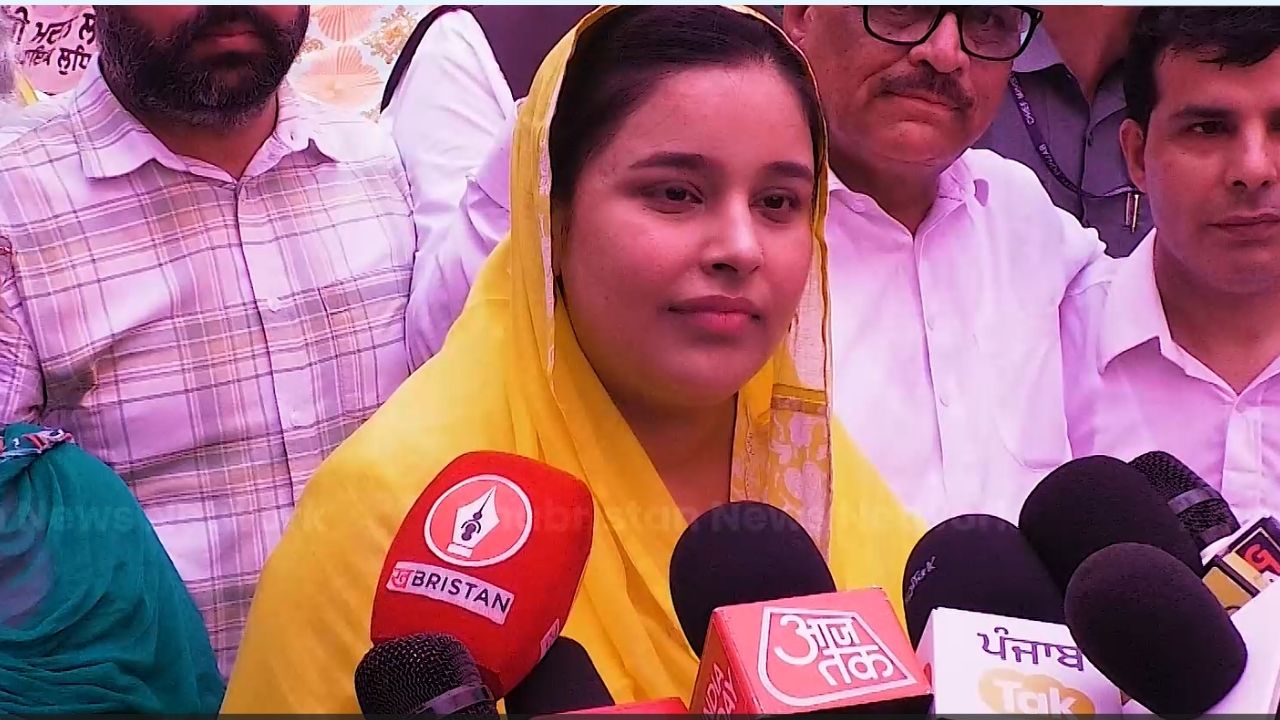 जालंधर मॉडल हाउस प्रचार करने पहुंची CM मान की पत्नी, 
