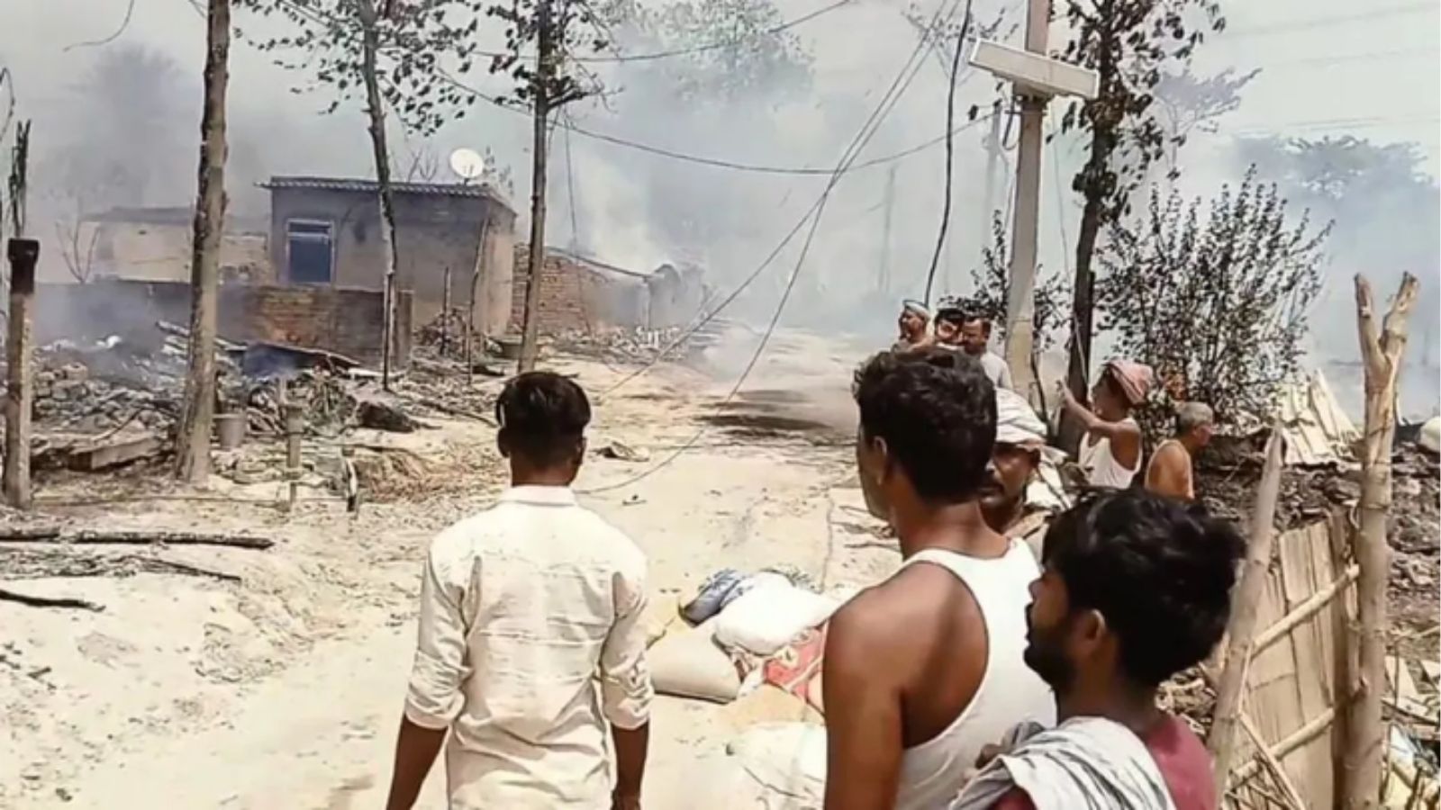 बिहार के मुजफ्परपुर में बस्ती में लगी भीषण आग, 
