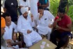 चुनाव प्रचार के दौरान ताश खेलते दिखते चन्नी, 