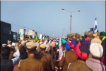मुकेरियां में नेशनल हाईवे पर प्रदर्शन कर रहे किसानों को पुलिस ने किया अरेस्ट, 