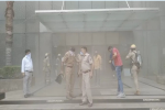 नोएडा के Logix Mall में लगी भीषण आग, 