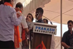  बेहोश होकर मंच पर गिरे नितिन गडकरी, 